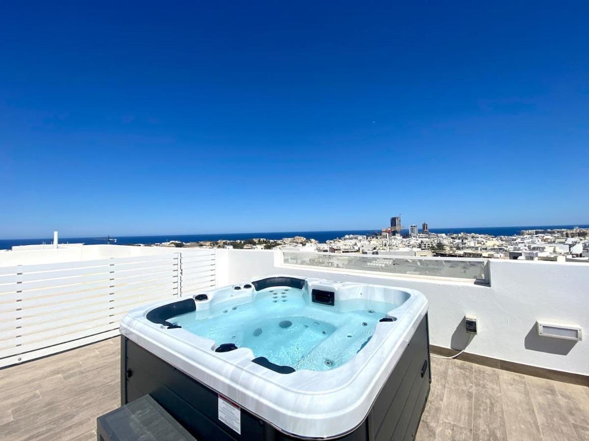 Unique Penthouse With Private Heated Jacuzzi, Close To Restaurants And Night Life Is-Swieqi Dış mekan fotoğraf